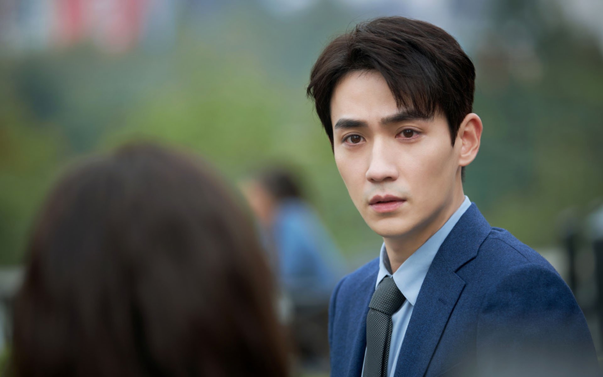 当星辰熄灭时，他用一个人的心跳对抗整个世界的轰鸣