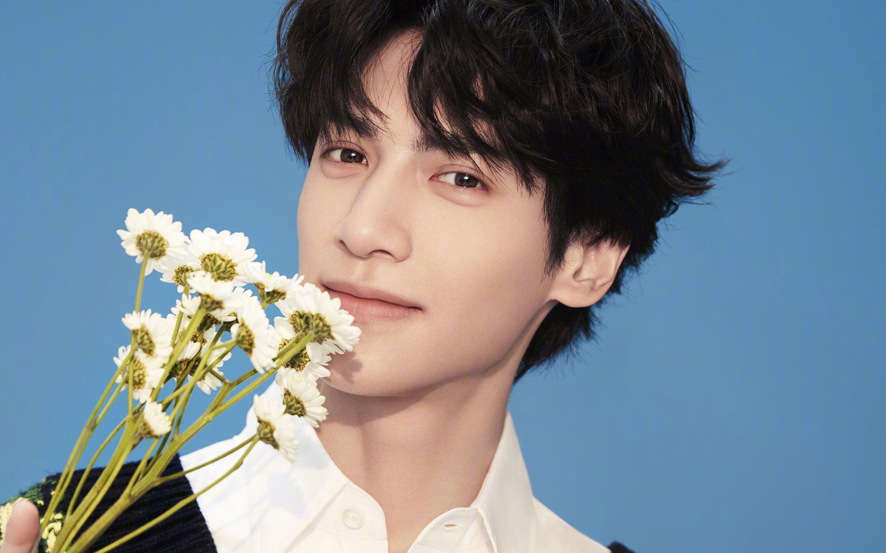 末节接管者，当齿轮的咆哮在他脚下奏成交响，震裂F1的夜空